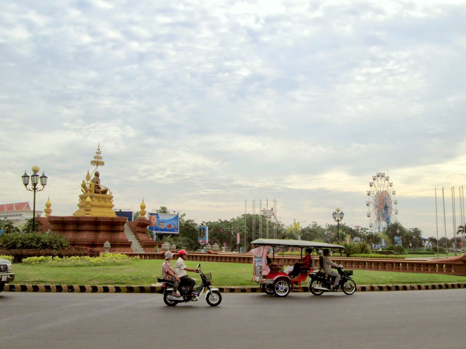 >Tuk tuk et rond-point à Phnom penh